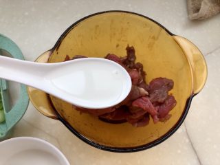 11、炒牛肉也可以温婉清雅➕白百合小炒牛肉,分次加入水淀粉，每次加入都抓匀让牛肉吸水