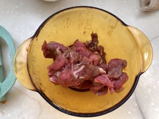 10、炒牛肉也可以温婉清雅➕白百合小炒牛肉,把牛肉片调料抓匀