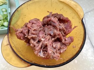 12、炒牛肉也可以温婉清雅➕白百合小炒牛肉,阿晨大概加入了四十克水，水要分次加，不断抓匀，这样牛肉才滑嫩