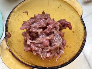 13、炒牛肉也可以温婉清雅➕白百合小炒牛肉,抓匀后牛肉加入一勺食用油拌匀