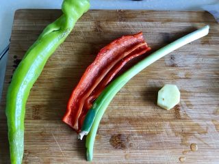 16、炒牛肉也可以温婉清雅➕白百合小炒牛肉,青椒红椒去蒂去籽洗净