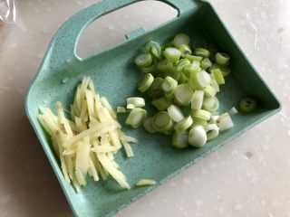 17、炒牛肉也可以温婉清雅➕白百合小炒牛肉,姜切姜丝，小葱葱白切末