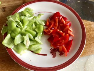 18、炒牛肉也可以温婉清雅➕白百合小炒牛肉,青椒红椒分别切小块