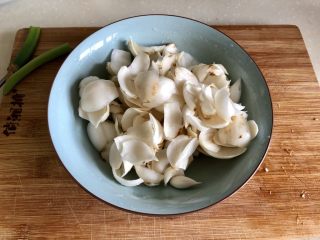 20、炒牛肉也可以温婉清雅➕白百合小炒牛肉,百合清洗后沥水备用