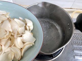 21、炒牛肉也可以温婉清雅➕白百合小炒牛肉,坐锅烧水，水开放入百合