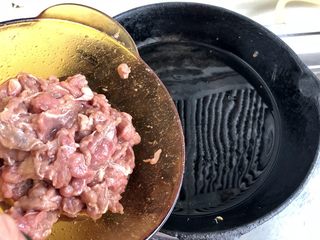 23、炒牛肉也可以温婉清雅➕白百合小炒牛肉,热锅后加入多一点的食用油，加入腌好的牛肉