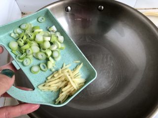 26、炒牛肉也可以温婉清雅➕白百合小炒牛肉,换一口干净的炒锅或者刚才的锅洗净，热锅冷油，加入姜丝葱白煸香