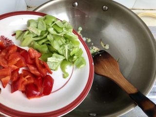 27、炒牛肉也可以温婉清雅➕白百合小炒牛肉,加入青红椒煸炒一分钟