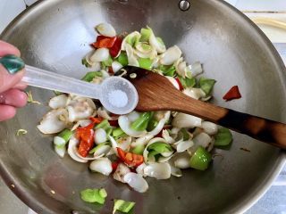 29、炒牛肉也可以温婉清雅➕白百合小炒牛肉,加入少许食盐，翻炒均匀，因为牛肉腌制加入了蚝油，所以这一步先加入了少许食盐让百合等有个基味