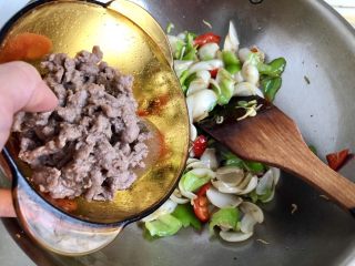 30、炒牛肉也可以温婉清雅➕白百合小炒牛肉,加入牛肉，中火翻炒一两分钟让牛肉熟透