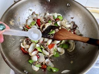 31、炒牛肉也可以温婉清雅➕白百合小炒牛肉,尝下咸淡，根据个人口味添加少许食盐，翻炒均匀即可出锅