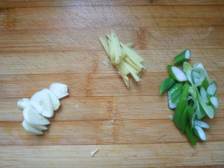 1、酱焖鲫鱼,葱蒜切片，姜切丝