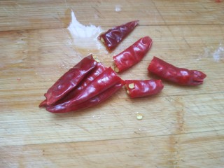 2、酱焖鲫鱼,干红辣椒切小段