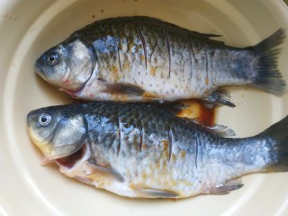 3、酱焖鲫鱼,鲫鱼去鱼鳞去腮去内脏洗干净，放入适量生抽料酒腌一会儿