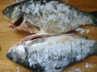 4、酱焖鲫鱼,两面拍适量面粉