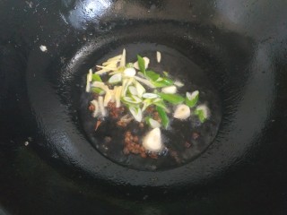 6、酱焖鲫鱼,锅中剩适量底油，爆香花椒葱姜蒜