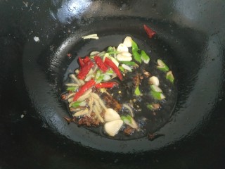 7、酱焖鲫鱼,放入干红辣椒