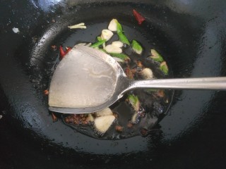 8、酱焖鲫鱼,加入一勺料酒