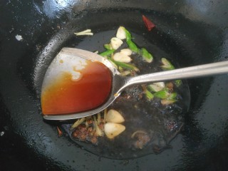 9、酱焖鲫鱼,加入两勺生抽