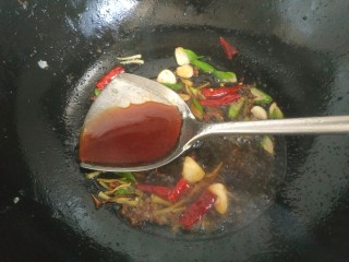 10、酱焖鲫鱼,加入一勺蚝油