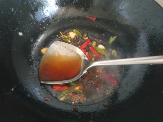 11、酱焖鲫鱼,加入两勺醋