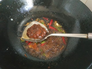 12、酱焖鲫鱼,加入两勺黄豆酱