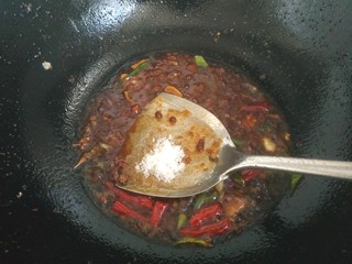 13、酱焖鲫鱼,加入半勺白糖