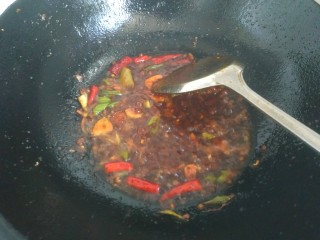 14、酱焖鲫鱼,炒出香味