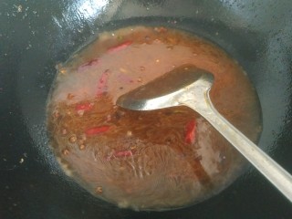 15、酱焖鲫鱼,放入适量清水