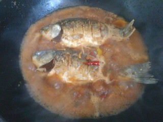 16、酱焖鲫鱼,放入鲫鱼烧开