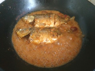 17、酱焖鲫鱼,烧至汤汁浓稠关火出锅