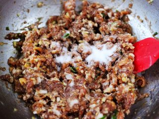 4、翠玉猪肉韭菜饺子,加入葱姜和花生油，再加入适量的盐调味。