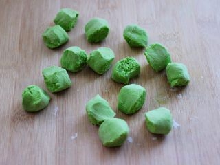 11、翠玉猪肉韭菜饺子,把静置好的面团排气揉匀后，用手搓成长条后，用手揪成大小一致的剂子，不会用手揪可以直接用刀切。