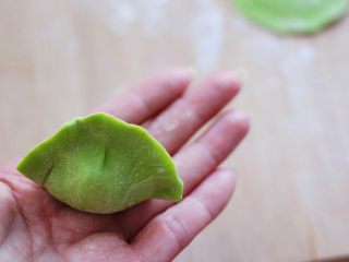 13、翠玉猪肉韭菜饺子,包成自己喜欢的饺子模样即可。