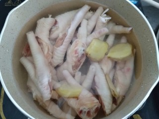 2、网红柠檬百香果鸡爪,锅内加水后放入鸡爪，料酒和姜片。&nbsp;