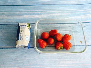 1、高颜值～草莓奶昔,准备好食材