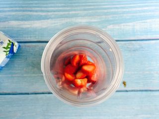 5、高颜值～草莓奶昔,草莓块放入榨汁机里