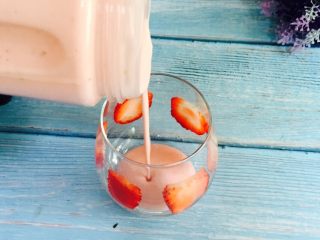 10、高颜值～草莓奶昔,倒入杯子里