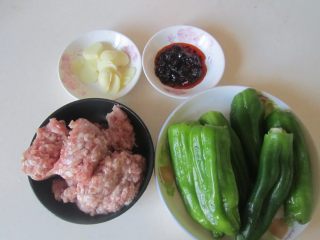 1、青椒酿肉,准备好原材料；