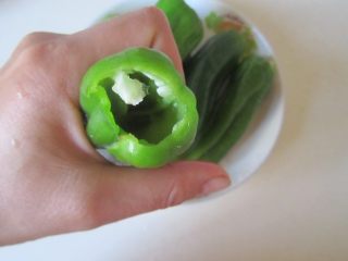 2、青椒酿肉,将青椒中间的籽去除掉， 尽量保持青椒的完整；