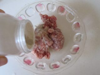 3、青椒酿肉,肉末中加入适量的盐、淀粉、料酒和少许蚝油；