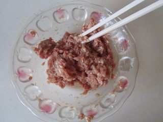 4、青椒酿肉,顺着一个方向搅拌上劲；