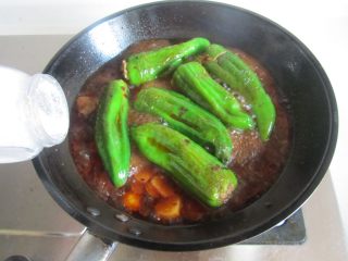 9、青椒酿肉,大火收汁， 加入适量的盐调味；