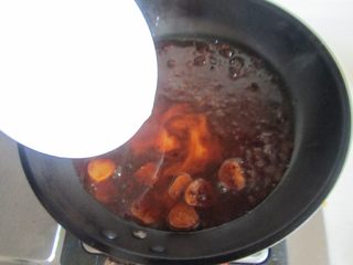 11、青椒酿肉,再将少许水淀粉放入汁中勾芡；