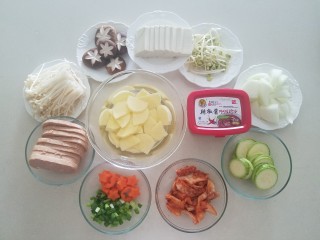 1、泡菜锅,来张所有材料的全家福，一目了然。