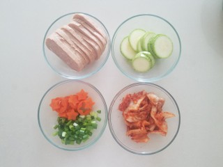 3、泡菜锅,午餐肉切厚片，西葫芦切厚片，辣白菜切块，蒜切片，小葱切茉，胡萝卜切片，我切完片后又用模具压出星星的形状。