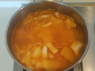 7、泡菜锅,炒匀后倒入淘米水改成大火加热，如果没事先留出淘米水用清水也可以。