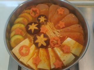 12、泡菜锅,这些都是易熟的食材，我为了拍照好看没有翻动锅子，用木铲翻拌几下也可以，要出锅前撒上胡萝卜片。