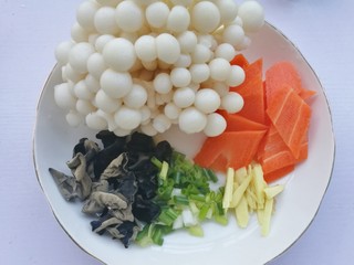 2、丝瓜木耳菌菇汤,胡萝卜去皮切菱形，白玉菇盐水洗净，葱切末，姜切丝。