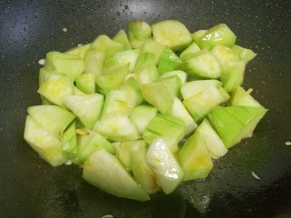 5、丝瓜木耳菌菇汤,热锅热油，加姜丝爆香，加入丝瓜炒至变软。